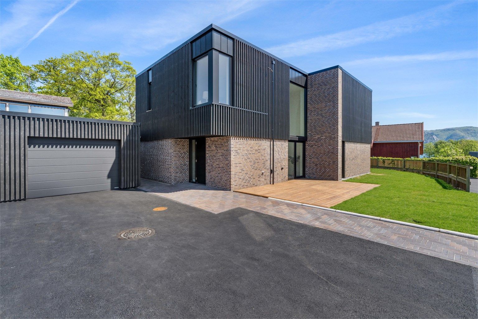 Huset har et stilrent uttrykk og er tegnet av det anerkjente arkitektkontoret Sjo Fasting.  
Deler av huset er forblendet med lekker dansk teglstein og det er ferdig opparbeidet uteareal på eiendommen. 

Foto: Martin Nordbø