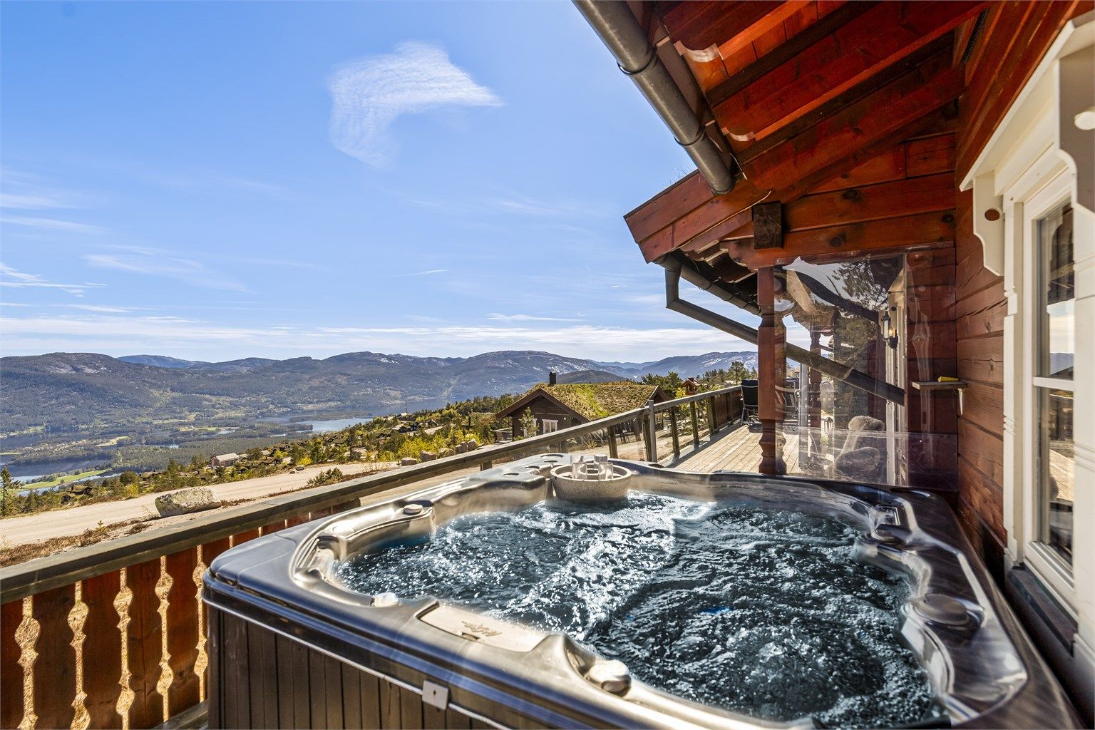 Boblebadet på terrassen medfølger handelen og er perfekt for å nyte utsikten og stjernehimmelen.