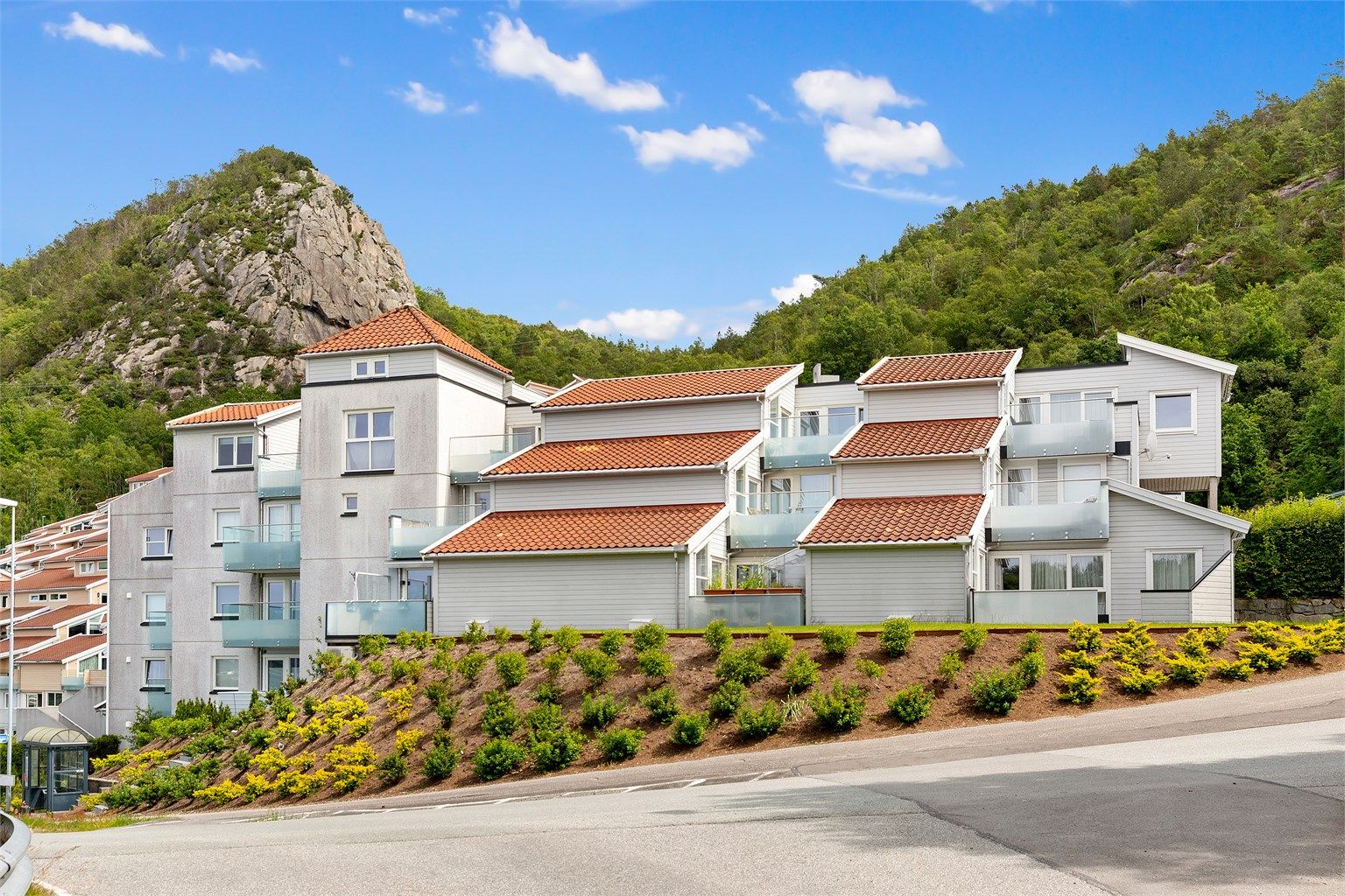 Leiligheten ligger flott til i Sandvika - Gode solforhold og turområder like i nærheten! 