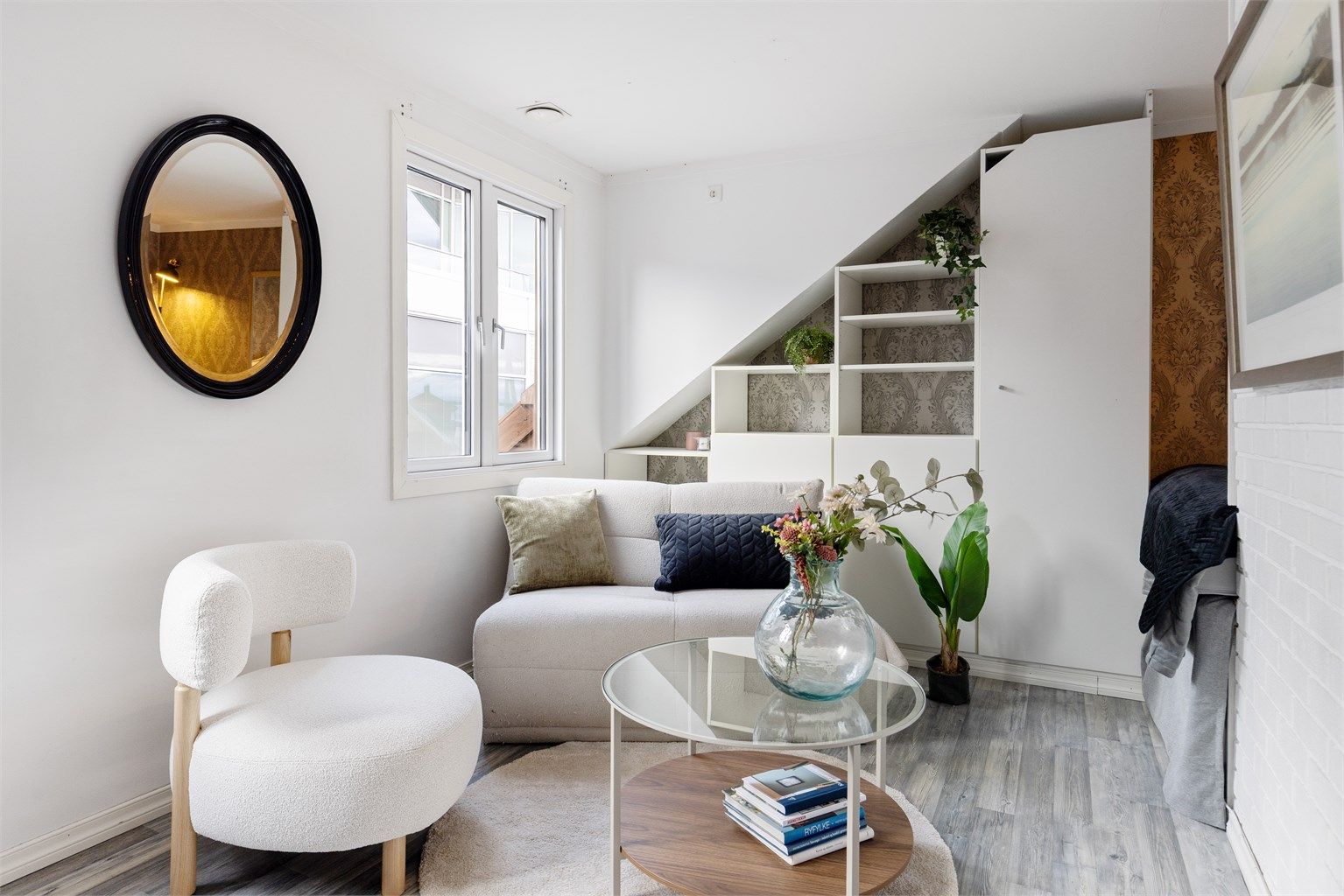 Stuen har en smart, plassbygget løsning som gir rikelig med praktisk oppbevaringsplass.