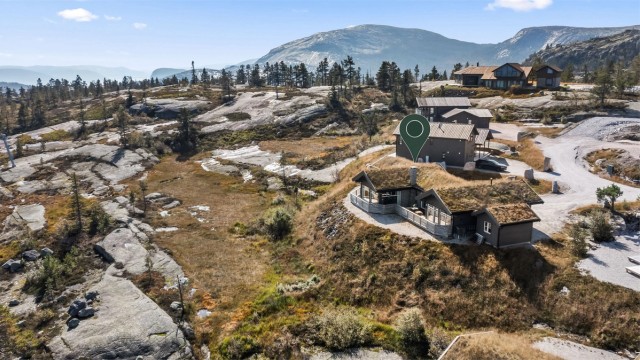 Velkommen til Ramnvegen 27 i Vrådal. Her har du direkte adkomst til alpinanlegg, skiløyper og flotte turområder rett utenfor døren!