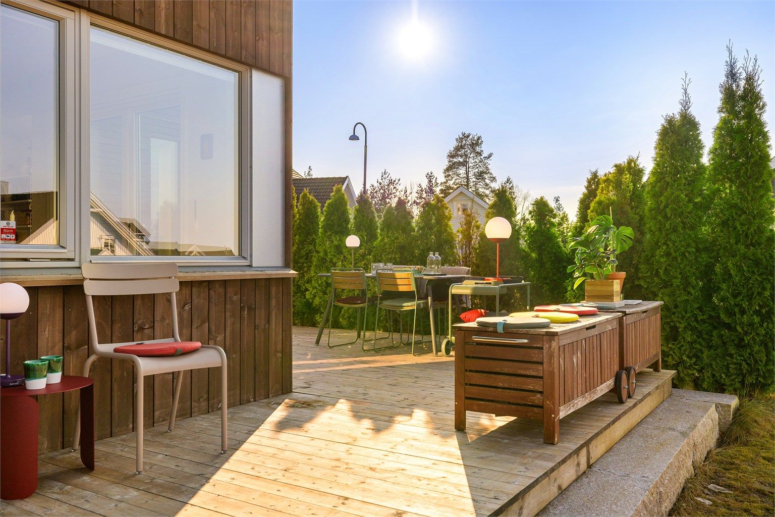 Terrassen strekker seg helt rundt fra inngangspartiet til vestsiden der solen titter inn fra rundt kl. 13-14 sommerstid.