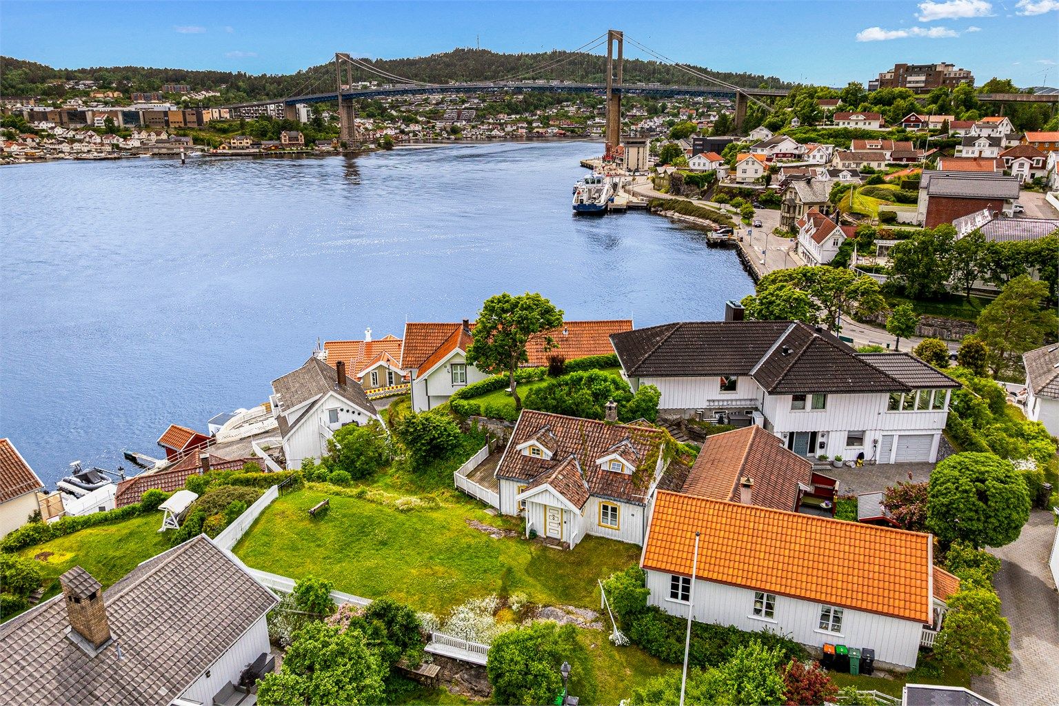 Det er kort avstand over fjorden til Stathelle hvor det er kjøpesenter via Breviksbrua.