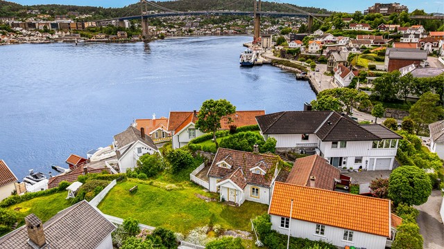 Det er kort avstand over fjorden til Stathelle hvor det er kjøpesenter via Breviksbrua.