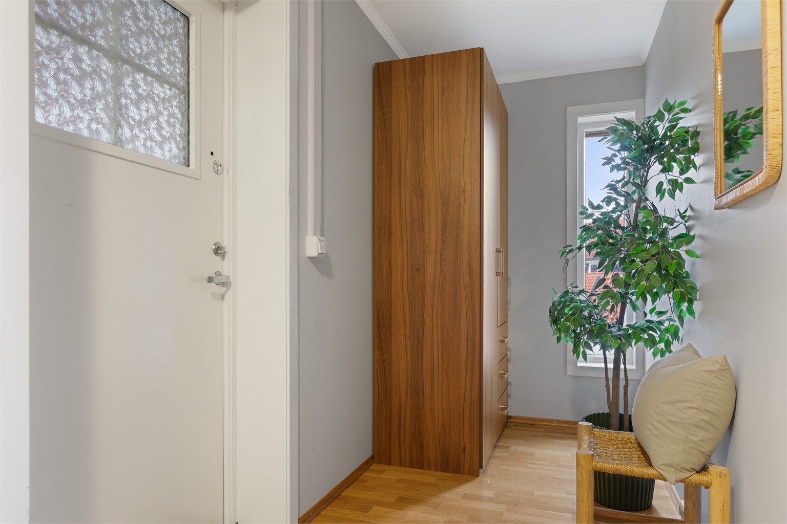 Entre med god plass til garderobe