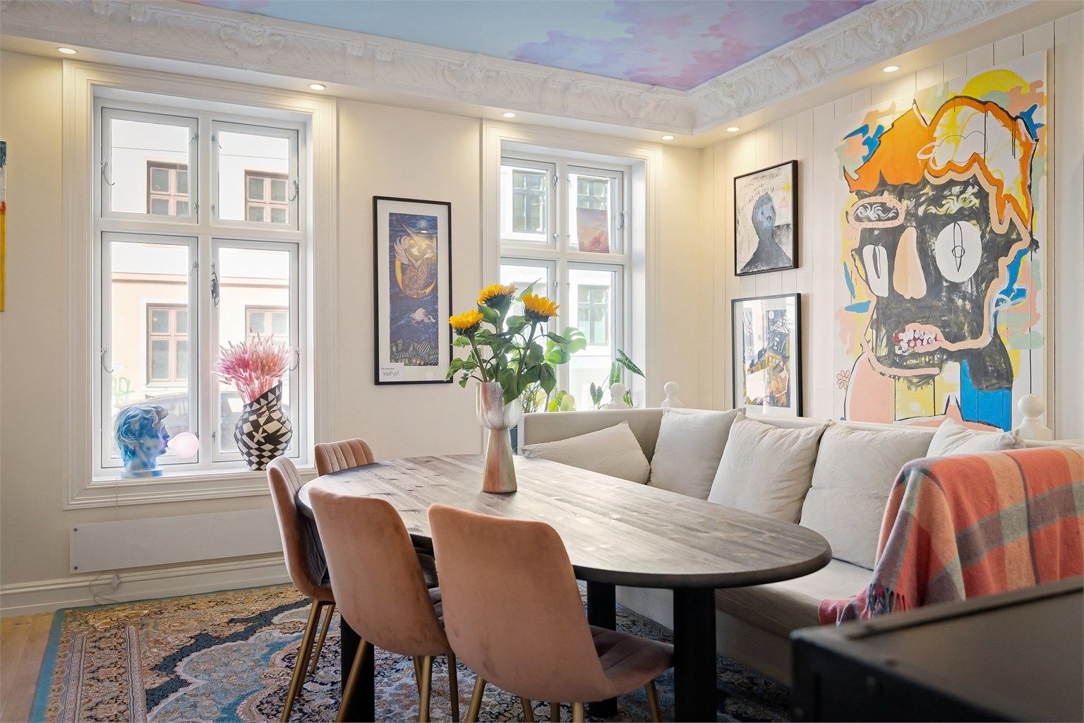 Vinduer med tråglass. Vinduer med 2-lags pressglass, produsert i 2014.