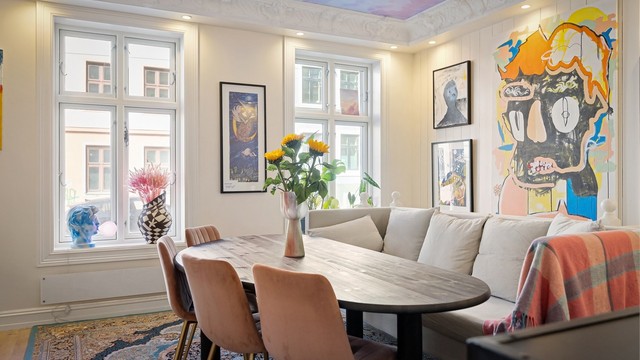 Vinduer med tråglass. Vinduer med 2-lags pressglass, produsert i 2014.