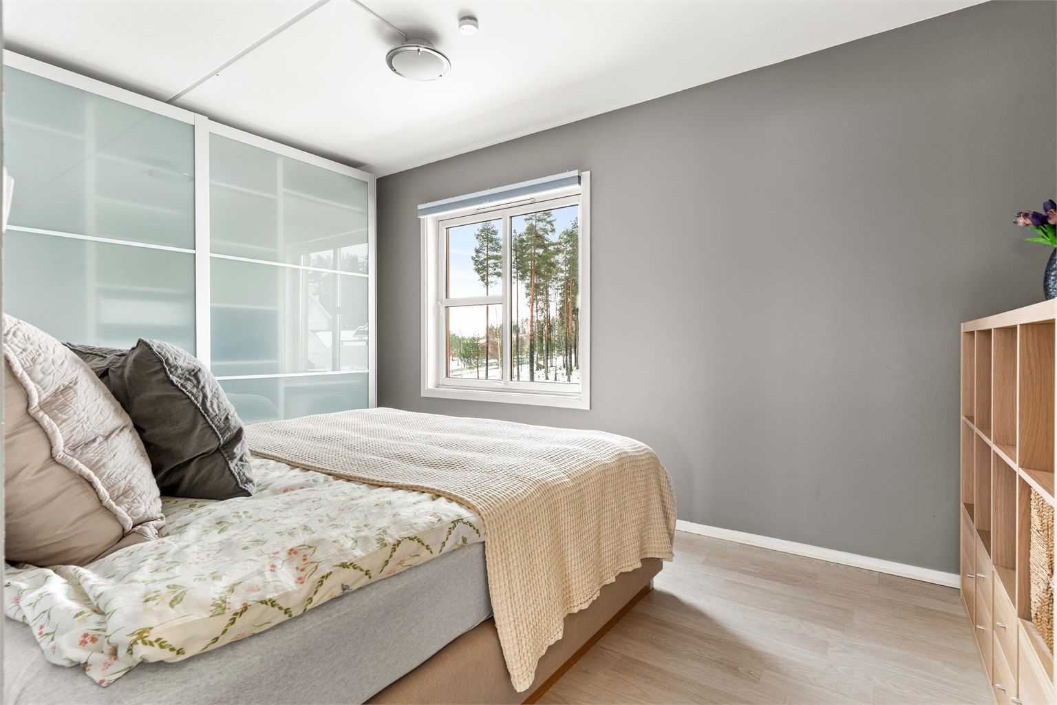 Soverommet er av god størrelse med laminatgulv og plass til garderobeløsning.