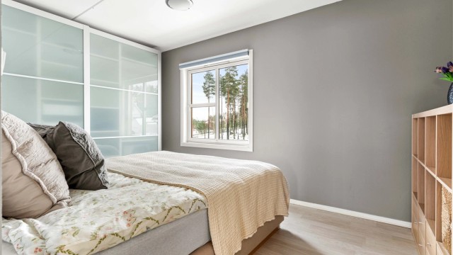 Soverommet er av god størrelse med laminatgulv og plass til garderobeløsning.