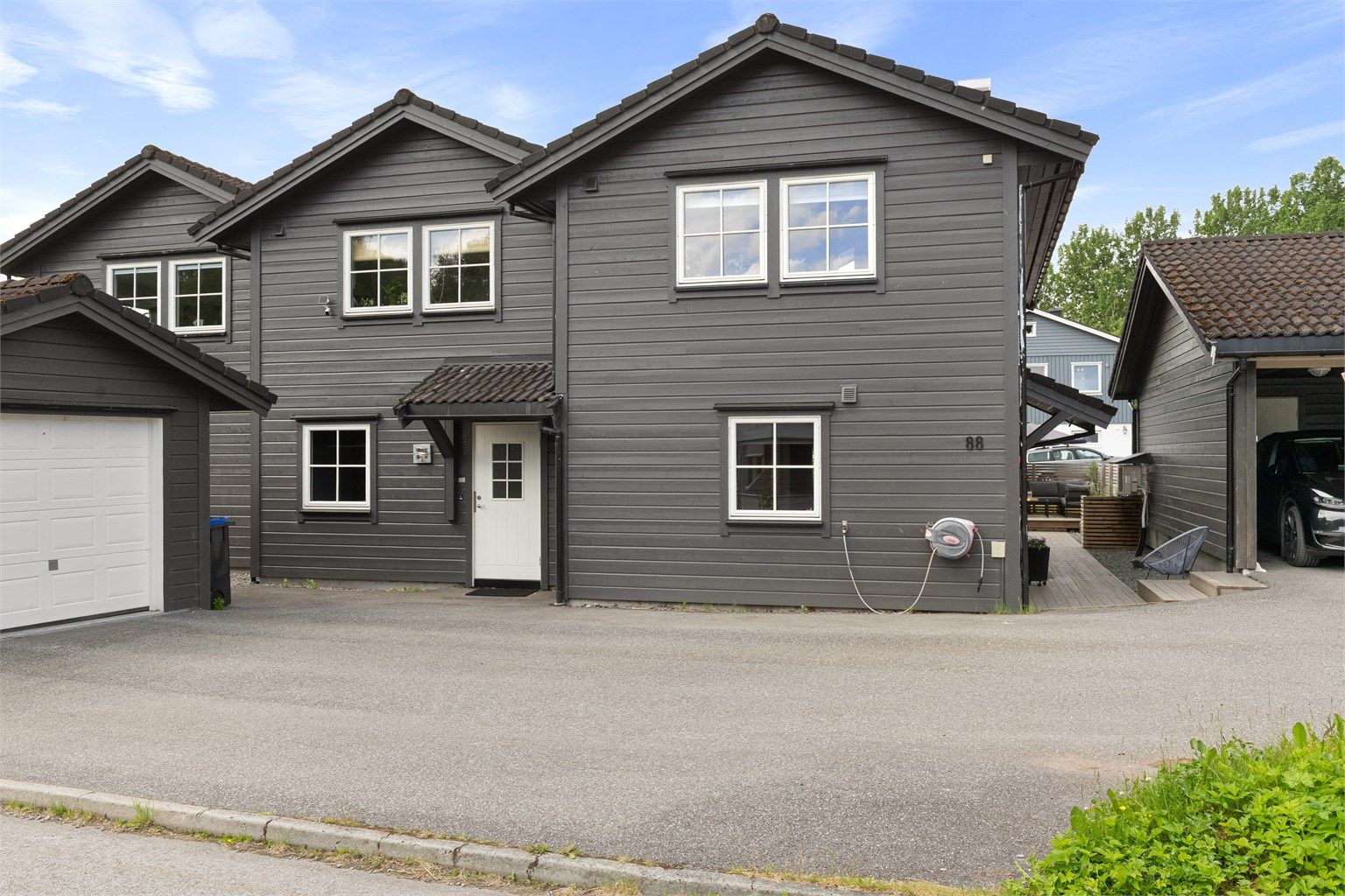 Tiltalende enderekkehus i et veletablert og familievennlig boligområde på Emblem.
Foto: Stian Wiik