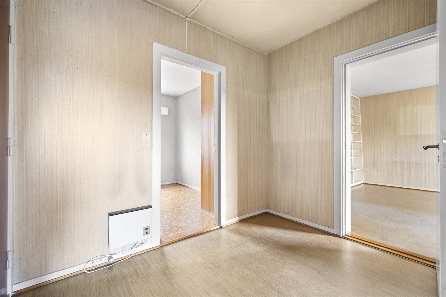 Romslig entré med plass til diverse oppbevaringsløsninger.