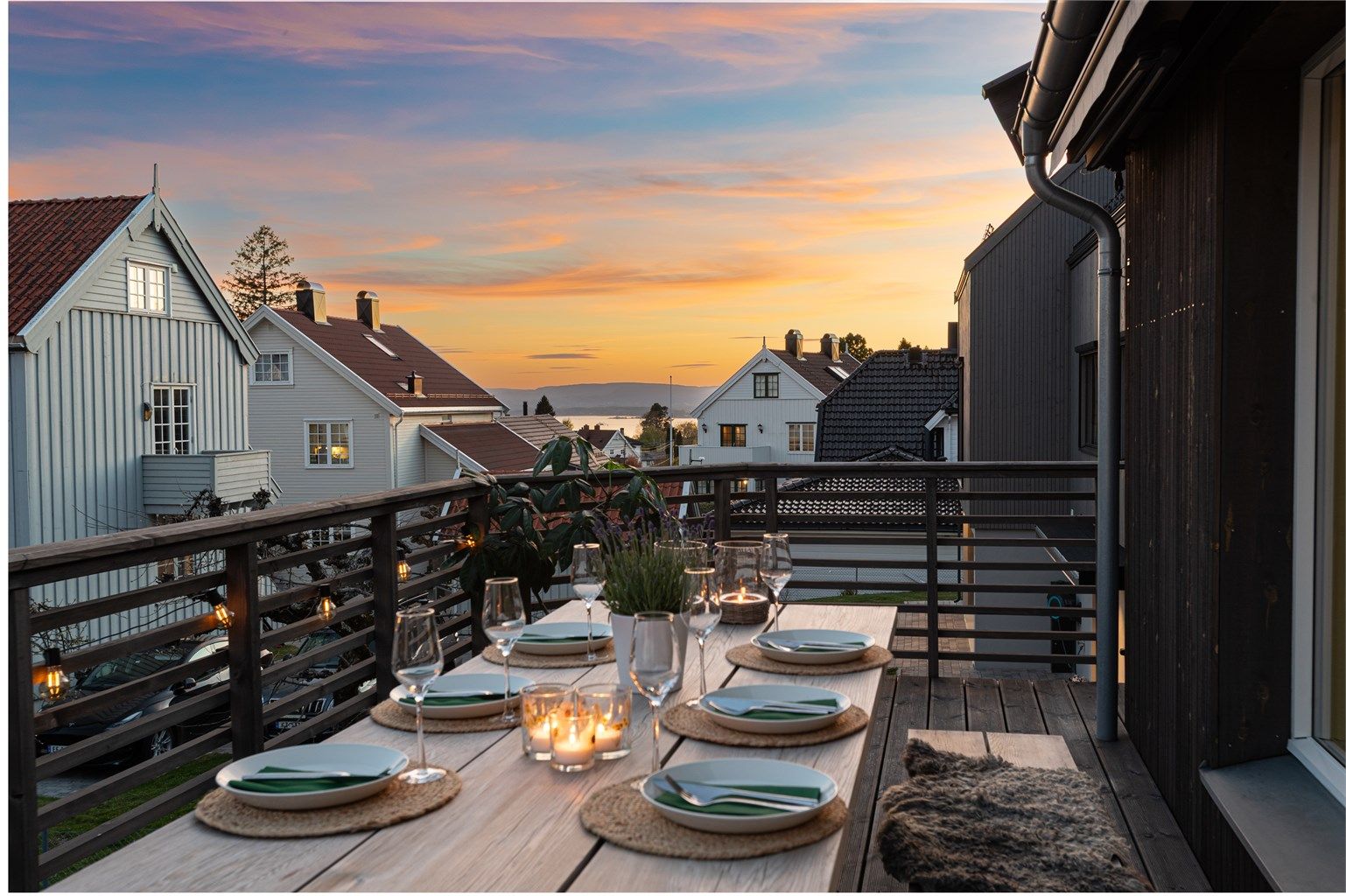 Eiendommen har en solrik og flott beliggenhet ved Holtet Hageby, omgitt av naboenes karakteristiske hus og hager. Terrasse med noe fjordgløtt og trapp ned til en pent opparbeidet hage