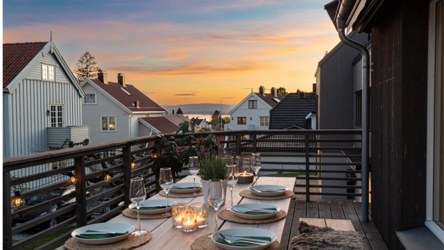 Eiendommen har en solrik og flott beliggenhet ved Holtet Hageby, omgitt av naboenes karakteristiske hus og hager. Terrasse med noe fjordgløtt og trapp ned til en pent opparbeidet hage