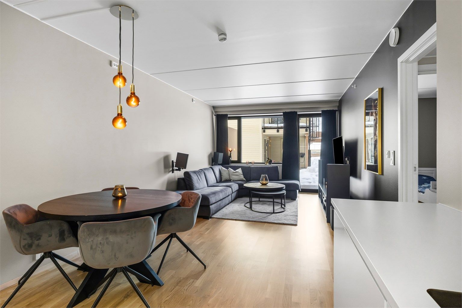 Velkommen til Fabelveien 2! En lekker og ny 3-roms selveier fra 2023 med åpen stue- og kjøkkenløsning.