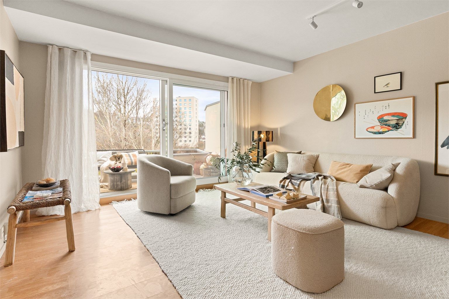 Fra stuen er det videre adkomst ut til balkongen. 