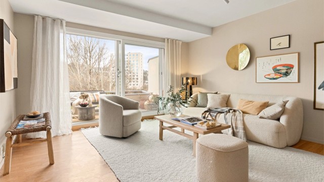 Fra stuen er det videre adkomst ut til balkongen.