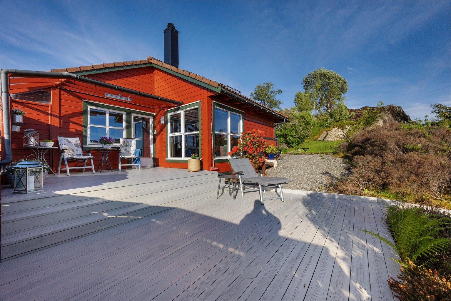 Den flotte, usjenerte hagen byr på optimale solforhold gjennom hele sommerhalvåret, med sol fra tidlig morgen til sen kveld.