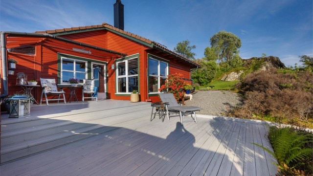 Den flotte, usjenerte hagen byr på optimale solforhold gjennom hele sommerhalvåret, med sol fra tidlig morgen til sen kveld.