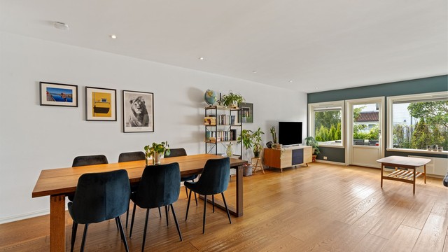 Spisestuen har god plass til et stort spisebord og mange gjester.