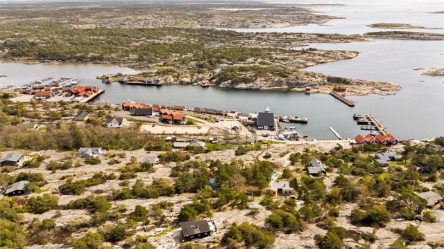 Hytta inngår i et veletablert felt av fritidseiendommer i den solfylte hellingen ovenfor Utgårdskilen.