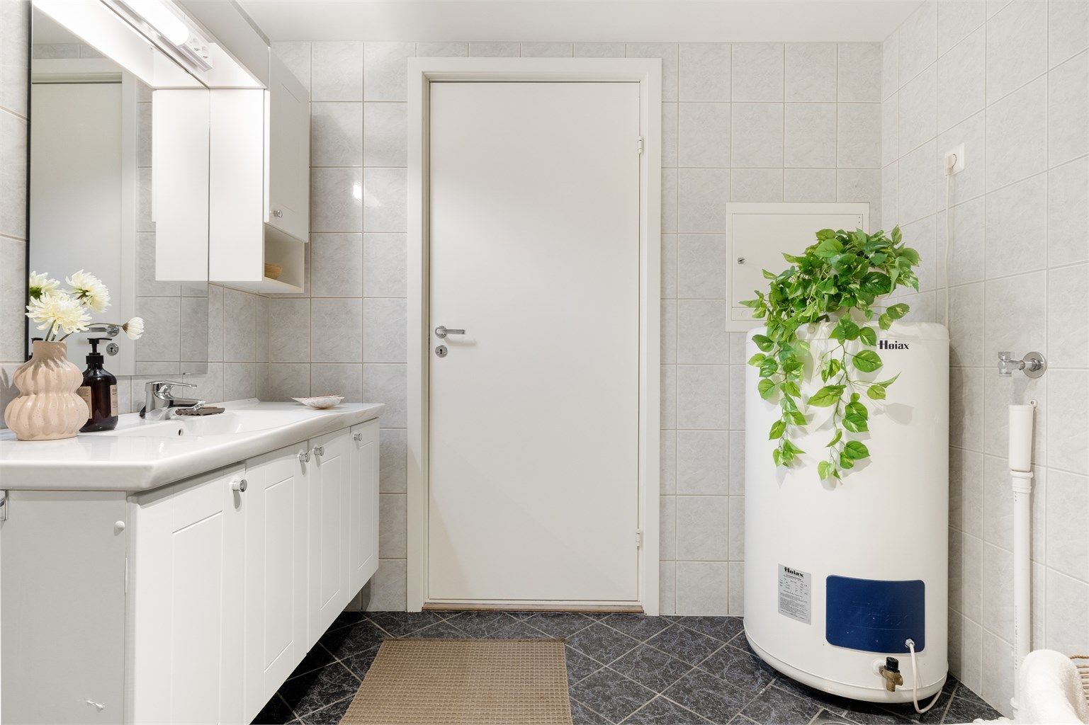 Bad er originalt fra byggeår (2005) Rør i rør system! Varmtvannstanken er på 200L