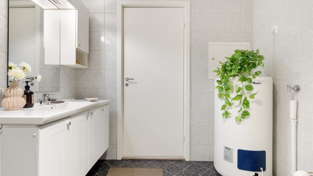 Bad er originalt fra byggeår (2005) Rør i rør system! Varmtvannstanken er på 200L