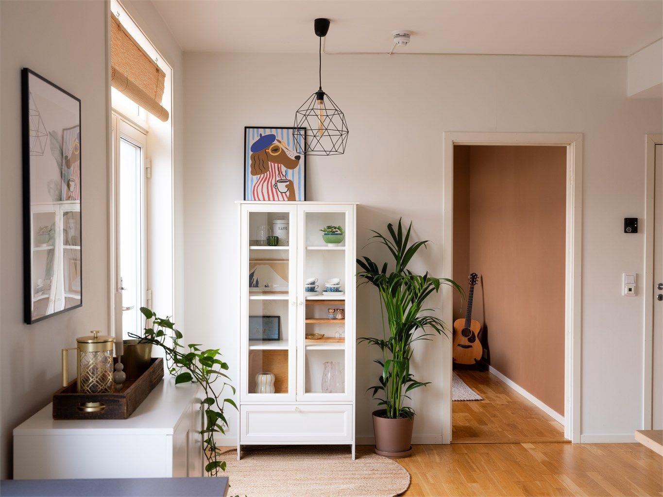 Leiligheten har gjennomgående god høy takhøyde som skaper en luftig atmosfære.