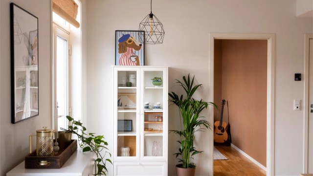 Leiligheten har gjennomgående god høy takhøyde som skaper en luftig atmosfære.