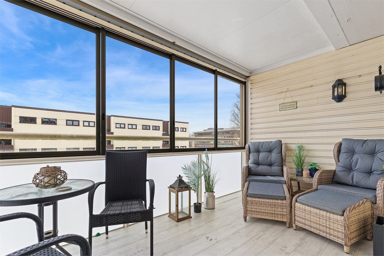 Den romslige, innglassede balkongen på 10 m² utvider stuen og har sol fra ettermiddag til kveld.