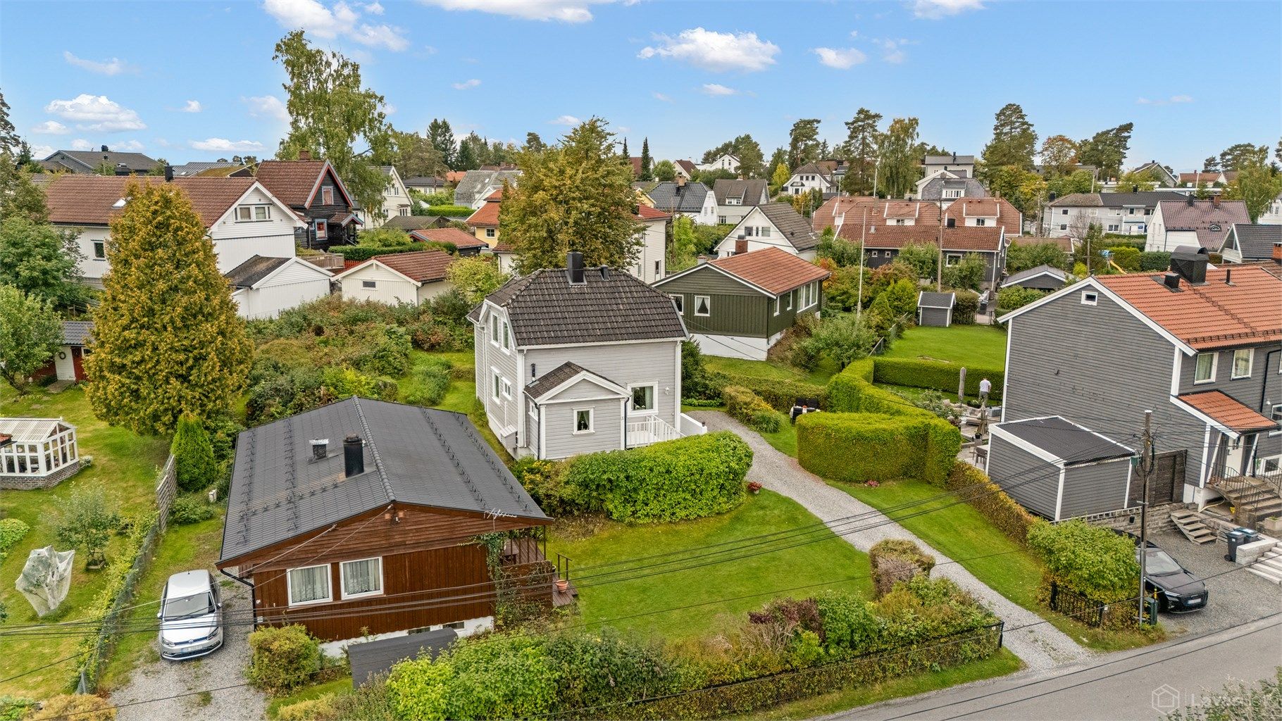 Eiendommen byr på gode muligheter for å skape et flott hjem helt etter egne ønsker. Området er kjent for sitt trygge og hyggelige nærmiljø med mange barnefamilier.