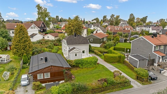 Eiendommen byr på gode muligheter for å skape et flott hjem helt etter egne ønsker. Området er kjent for sitt trygge og hyggelige nærmiljø med mange barnefamilier.
