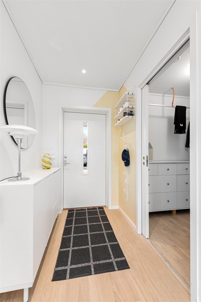 Fra entreen er det direkte adkomst til en praktisk garderobe via skyvedør, med god plass til yttertøy.
