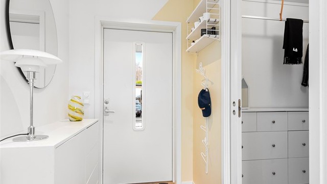 Fra entreen er det direkte adkomst til en praktisk garderobe via skyvedør, med god plass til yttertøy.