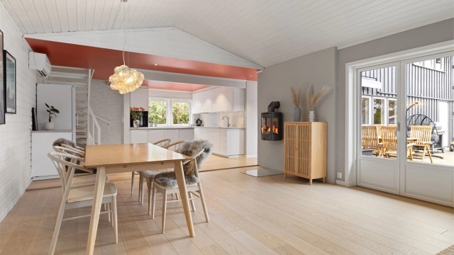 Fra stue er det utgang til solrik uteplass med hage via terrassedør fra 2017