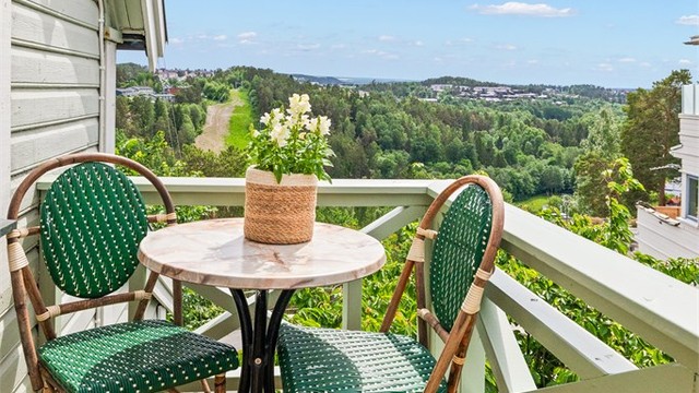 Fra soverommet er det utgang til en balkong med plass til en liten sittegruppe.