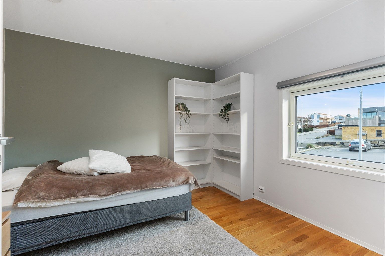 Soverom i andre etasje med godt lysinnslipp, god plass til seng og garderobeløsning, og rolig utsikt mot omgivelsene.