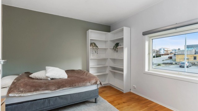 Soverom i andre etasje med godt lysinnslipp, god plass til seng og garderobeløsning, og rolig utsikt mot omgivelsene.