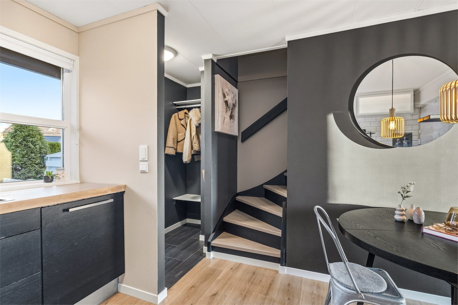 Trappen til loft og underetasje er sentralt plassert i boligen.