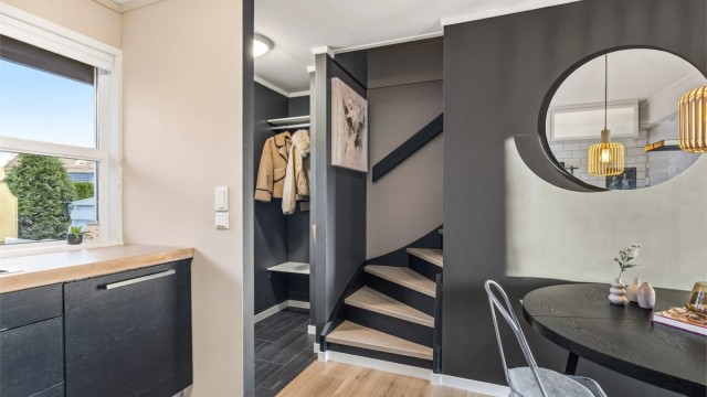 Trappen til loft og underetasje er sentralt plassert i boligen.