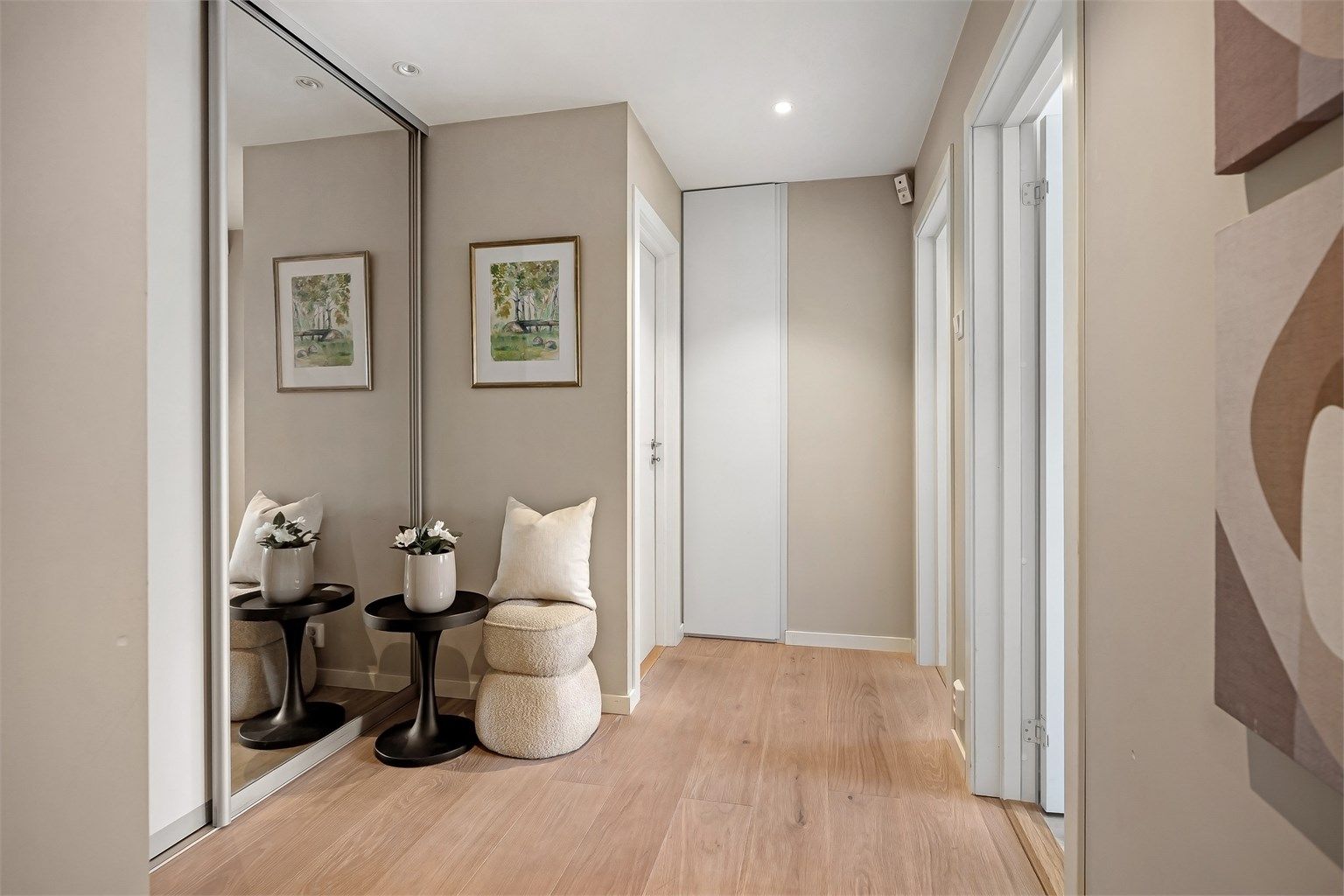 Det er gode oppbevaringsmuligheter for ytterklær og sko i gangen