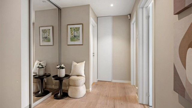 Det er gode oppbevaringsmuligheter for ytterklær og sko i gangen