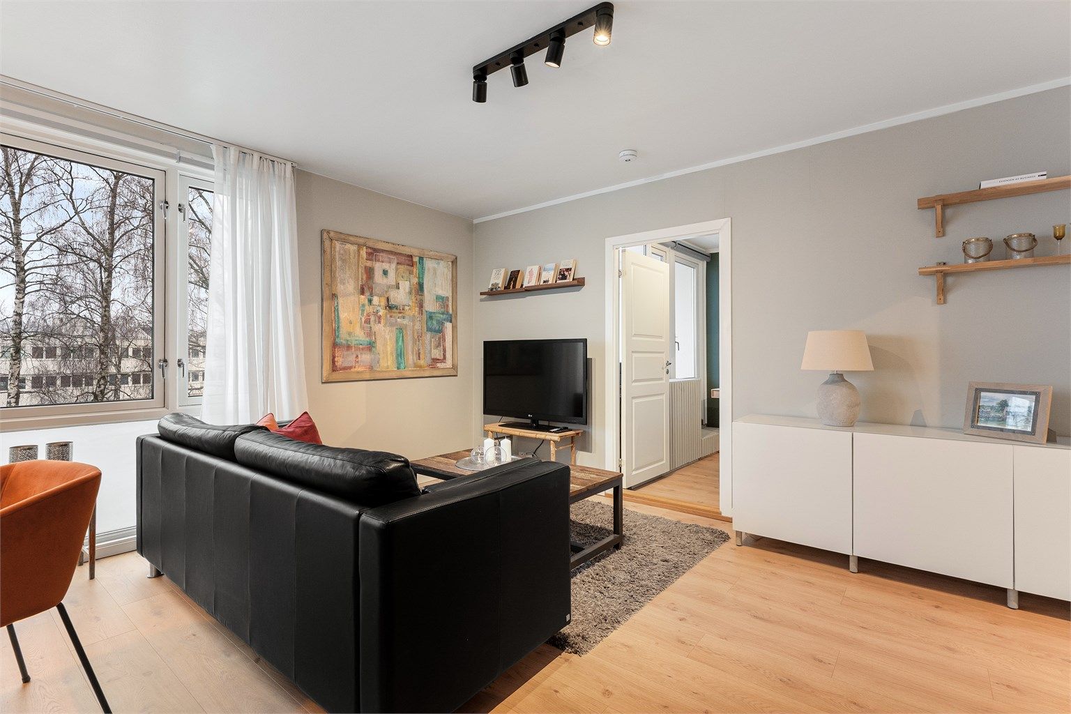 Leiligheten er malt i lyse og delikate farger, hvor det er enkelt å trives