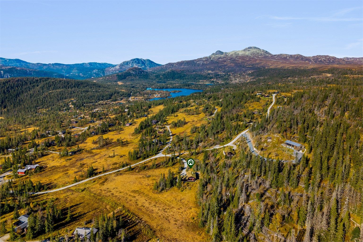 Tuddal Høyfjellshotell, kjent for sin gode mat, ligger en kort kjøretur unna.