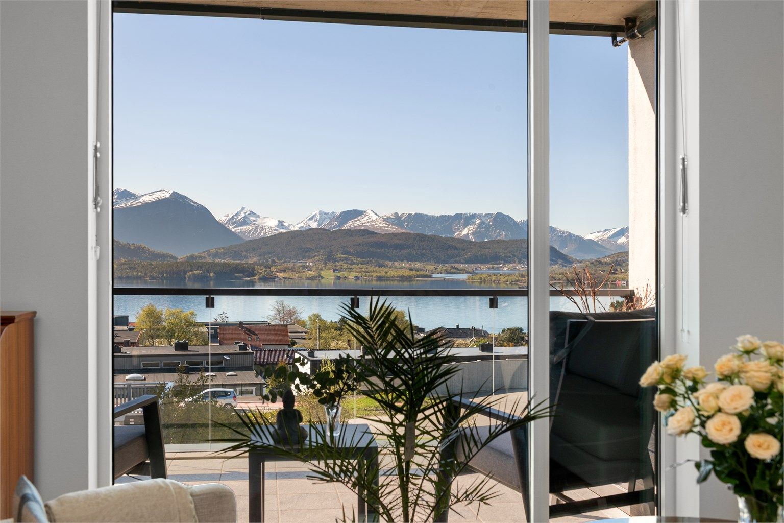 Nyt synet av fjorden og Sunnmørsalpane fra din egen stue