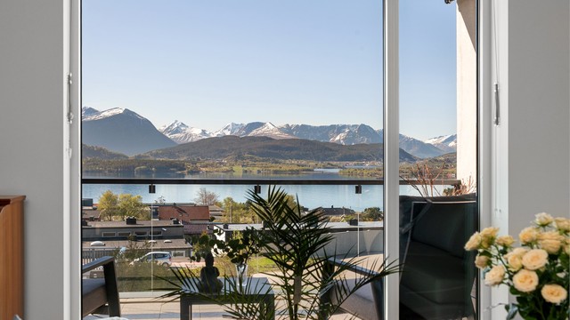 Nyt synet av fjorden og Sunnmørsalpane fra din egen stue
