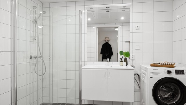 Flislagt baderom med varmekabler i gulvet.