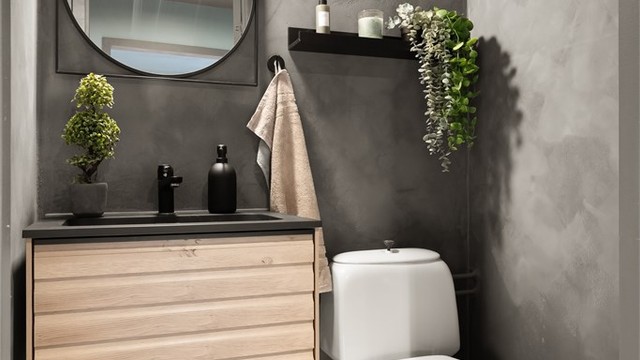 Ekstra WC-rom med delikat innredning med adkomst fra gang.