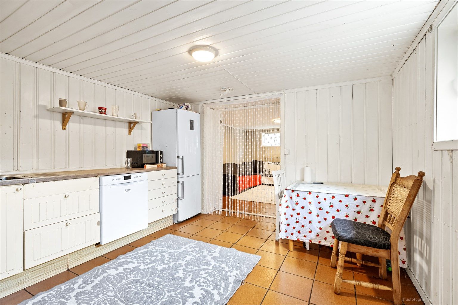 Kjøkkenet har plass til en liten spiseplass og er adskilt fra stuen - Hybel.