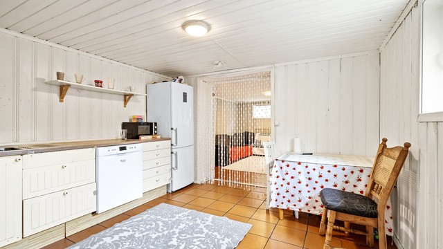 Kjøkkenet har plass til en liten spiseplass og er adskilt fra stuen - Hybel.