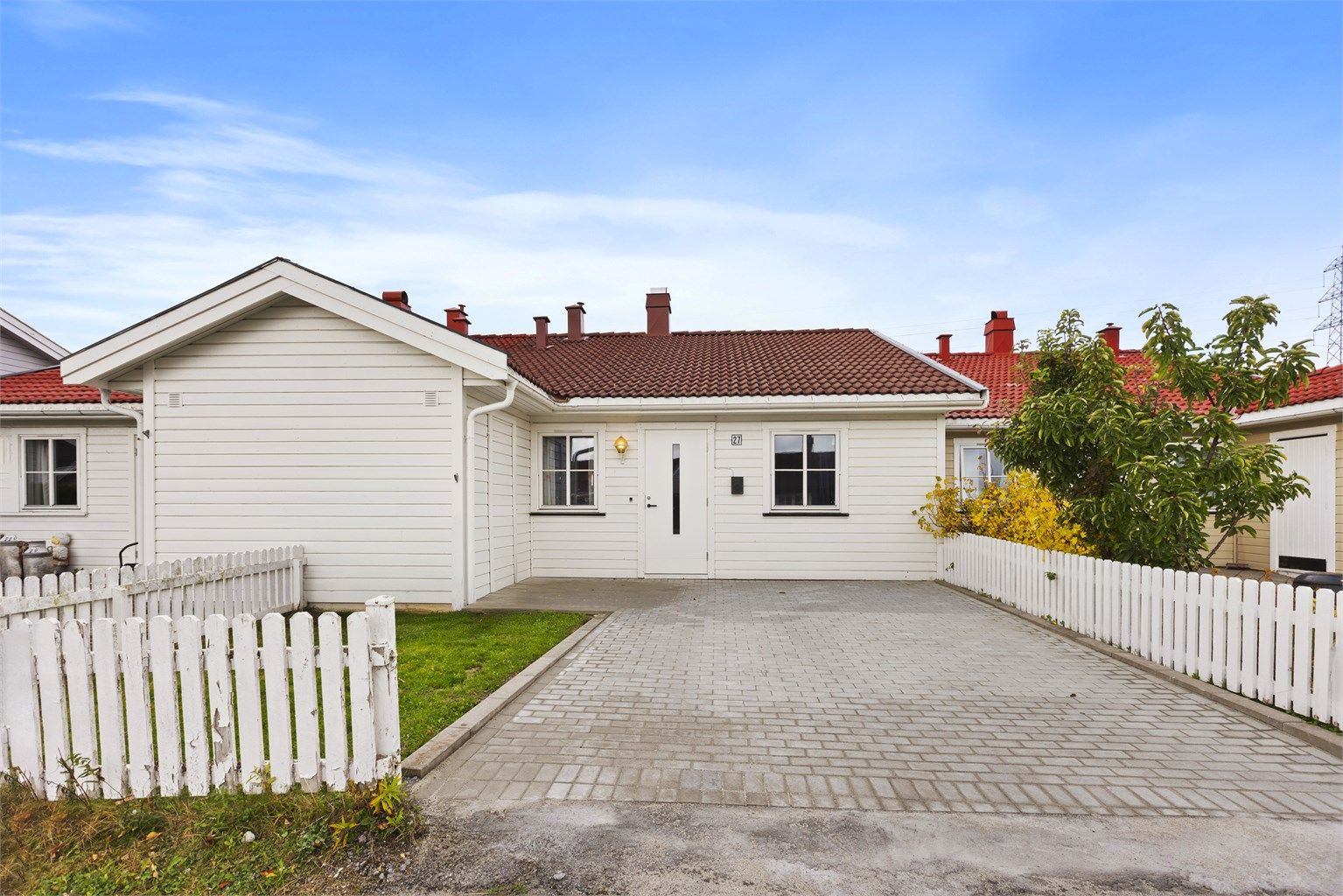 Eiendommen har en pent opparbeidet innkjørsel med nyere belegningsstein og med plass til parkering. Boligen har elbil-lader.
